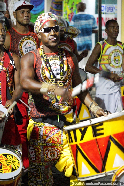 Os tambores golpeiam pelas ruas do Salvador cada noite do carnaval. (480x720px). Brasil, Amrica do Sul.