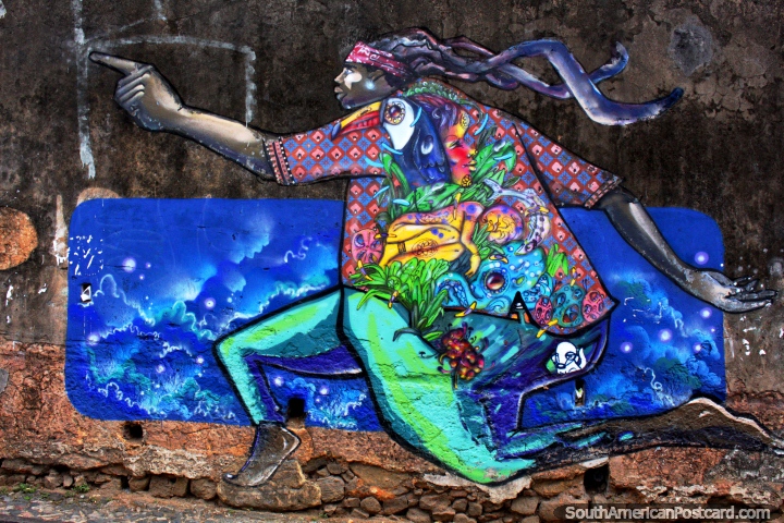 Hombre que lleva una chaqueta mstica asombrosa, arte de la calle en una pared vieja en Salvador. (720x480px). Brasil, Sudamerica.