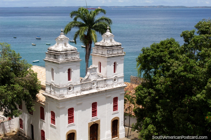 Igreja branca, palmeiras e vistas para mar, uma descida bonita ao mar no Salvador. (720x480px). Brasil, Amrica do Sul.