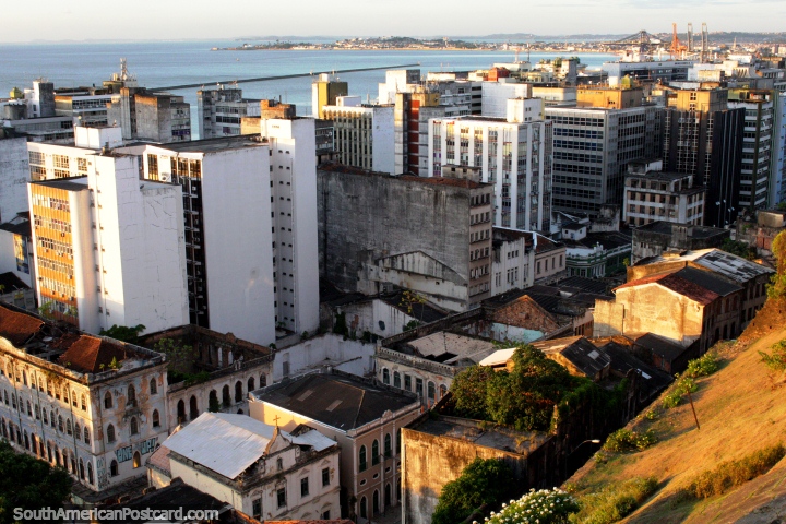 Grande viso de parte central da cidade o Salvador e o mar de na colina em Pelourinho. (720x480px). Brasil, Amrica do Sul.