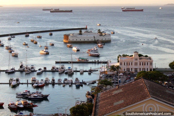 The sun goes down over the ocean in the harbour of Salvador. (720x480px). Brazil, South America.