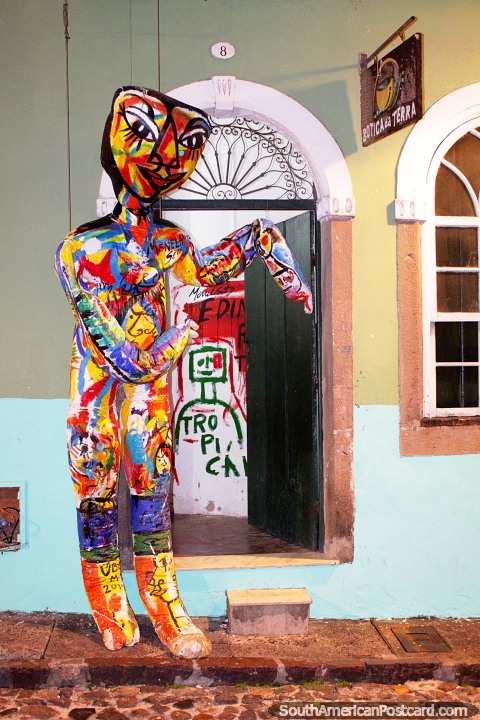 Un personaje lleno de aire saluda a la gente en la entrada de una boutique en Salvador. (480x720px). Brasil, Sudamerica.