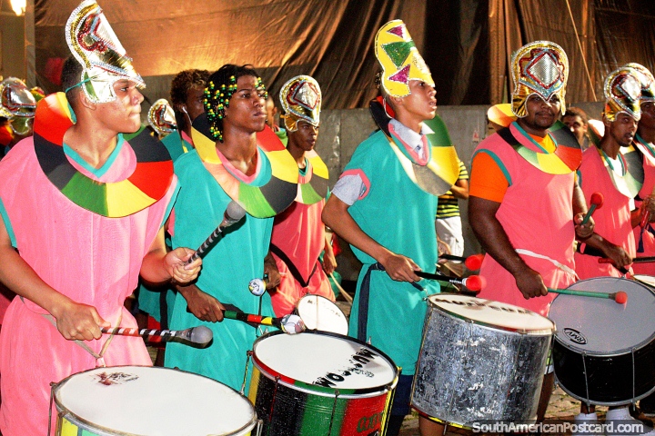 Aqu viene otra brigada de tambores que tontea por las calles del histrico Salvador. (720x480px). Brasil, Sudamerica.