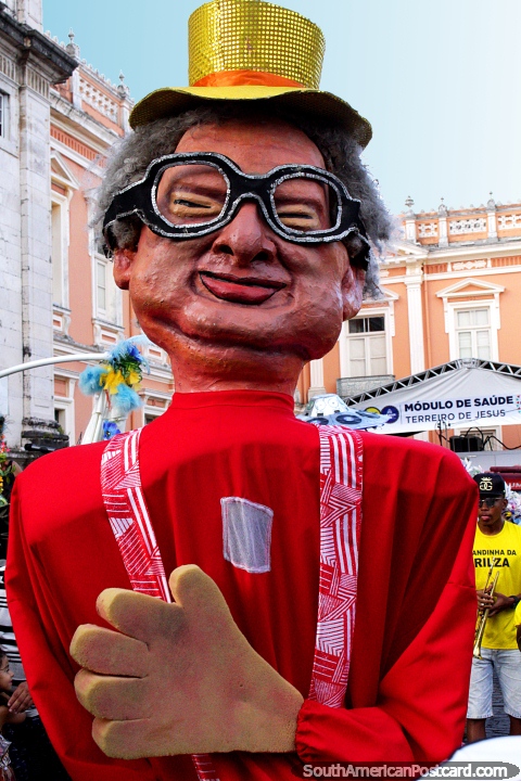 Personaje con gafas y sombrero, los munecos recorren las calles de Salvador. (480x720px). Brasil, Sudamerica.