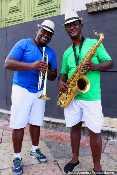 Saxofn y trompetista vestidos de verde y azul, el tiempo del carnaval en Salvador. (480x720px). Brasil, Sudamerica.