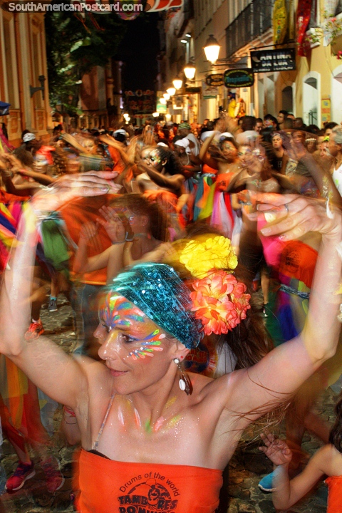 Un mar de coloridos bailarines con pintura de cara fluyen por las calles de Salvador para el carnaval. (480x720px). Brasil, Sudamerica.