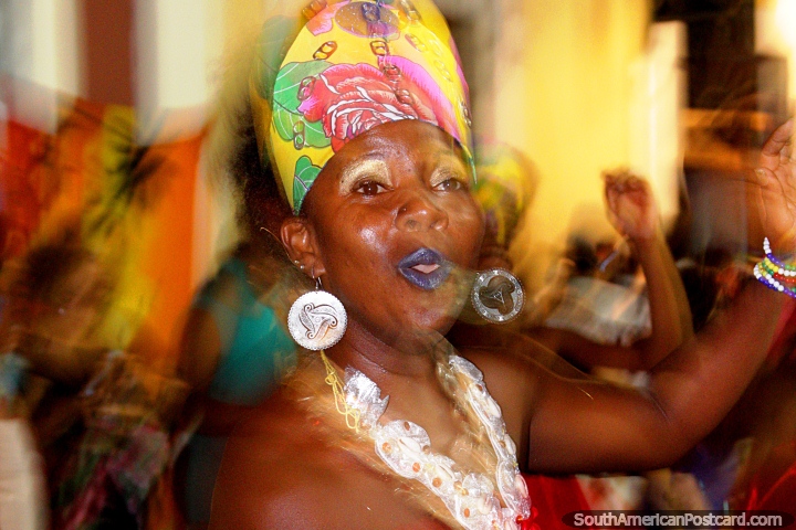 Uma onda de bailarinos coloridos flutua em volta das ruas no Salvador do carnaval. (720x480px). Brasil, Amrica do Sul.