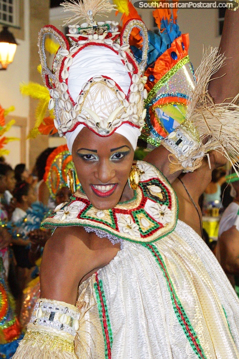 A rainha do Salvador posa para uma grande foto no carnaval de Salvador. (480x720px). Brasil, Amrica do Sul.