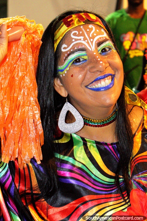 Roupa colorida e pintura de cara, grandes sorrisos e divertimento em carnaval de Salvador. (480x720px). Brasil, Amrica do Sul.