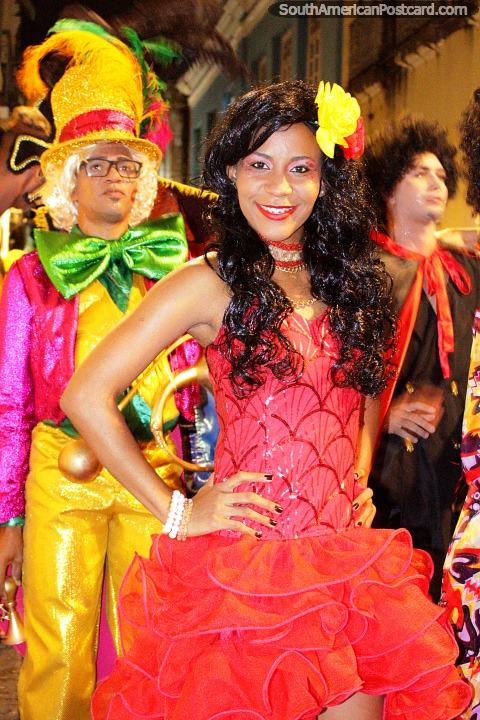 Senhora no vermelho, ou é ele? Belos equipamentos no carnaval no Salvador. (480x720px). Brasil, América do Sul.