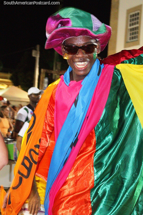 Mucha gente feliz, este hombre incluido, eso es porque de carnaval en Salvador. (480x720px). Brasil, Sudamerica.