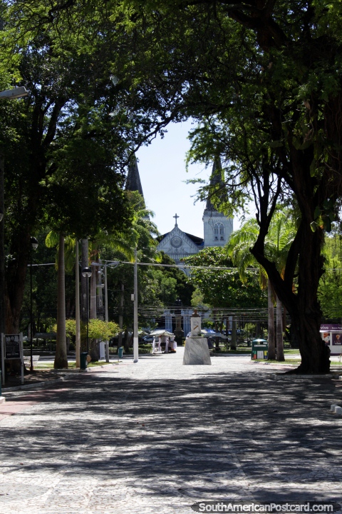 Vista desde la plaza mirando hacia la catedral de Aracaju. (480x720px). Brasil, Sudamerica.