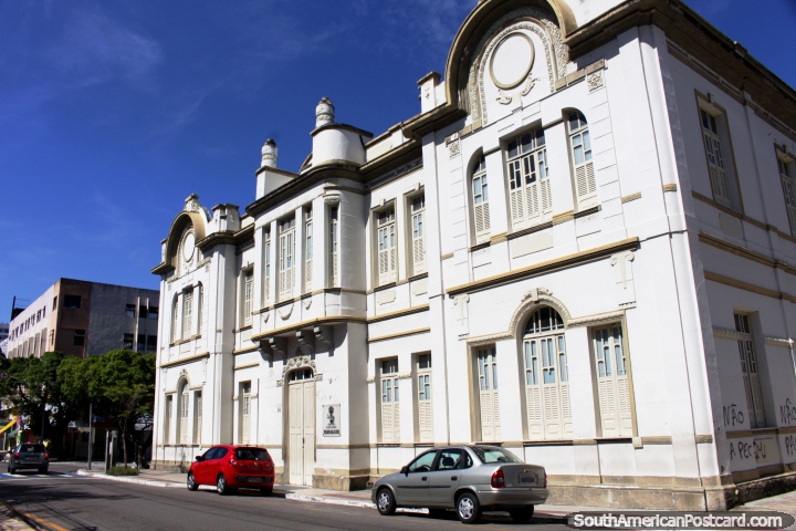 Exploring the streets in Aracaju and finding a lot of historic buildings. (720x480px). Brazil, South America.