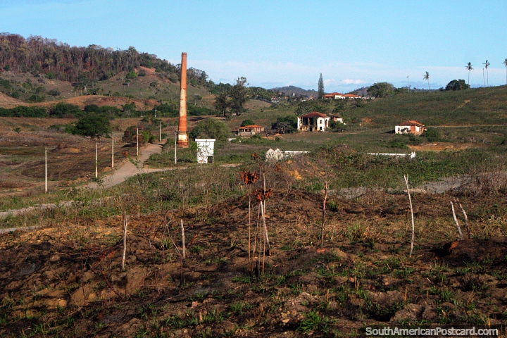 Pilha de chamin e zona rural na viagem a Penedo de Aracaju. (720x480px). Brasil, Amrica do Sul.