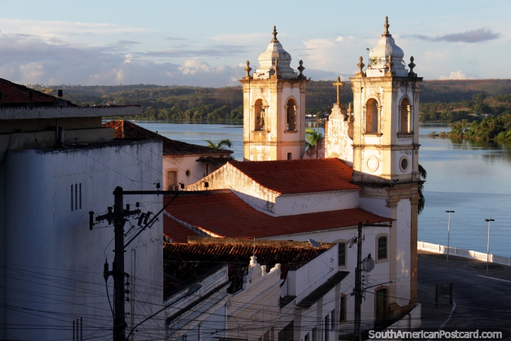 Catedral Nuestra Seora del Rosario frente al ro en Penedo. (720x480px). Brasil, Sudamerica.