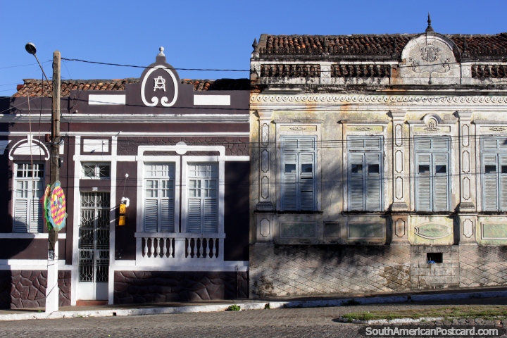 Velhas casas com personagem ao longo das ruas de pedra arredondada de Penedo. (720x480px). Brasil, Amrica do Sul.