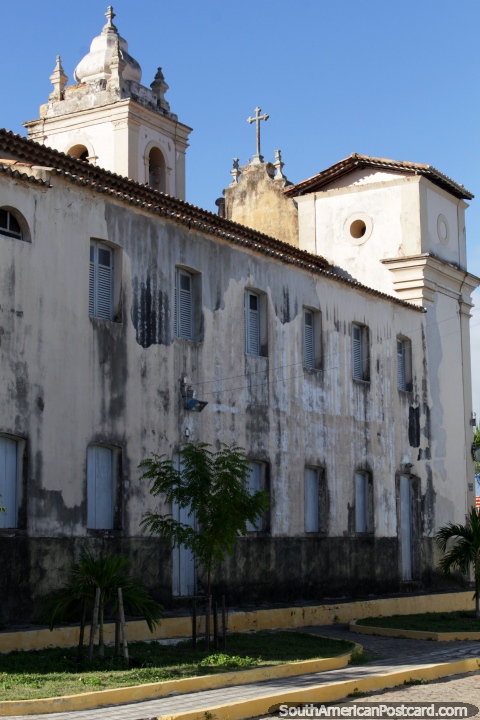 Vista desde el fondo de una iglesia histrica en Penedo. (480x720px). Brasil, Sudamerica.