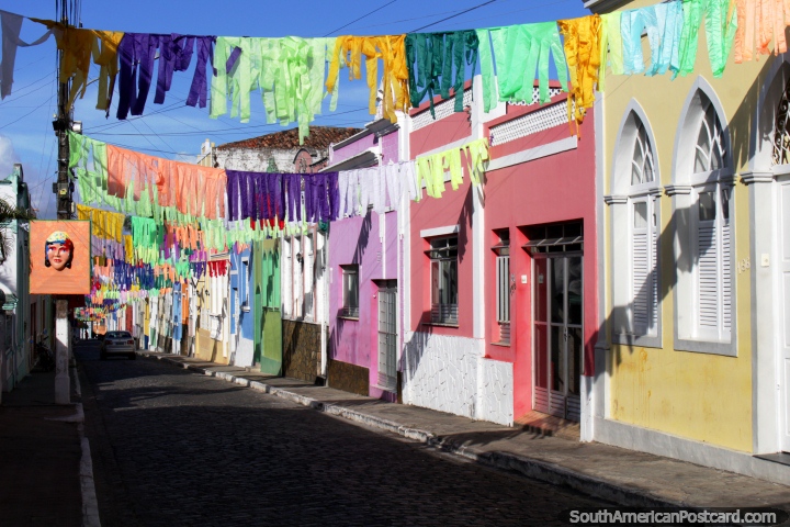 Casas coloridas e decorações coloridas na rua de carnaval em Penedo. (720x480px). Brasil, América do Sul.