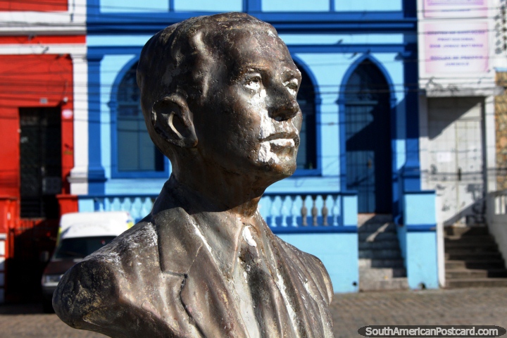 Raimundo Marinho, profesor de educacin, busto en Penedo. (720x480px). Brasil, Sudamerica.