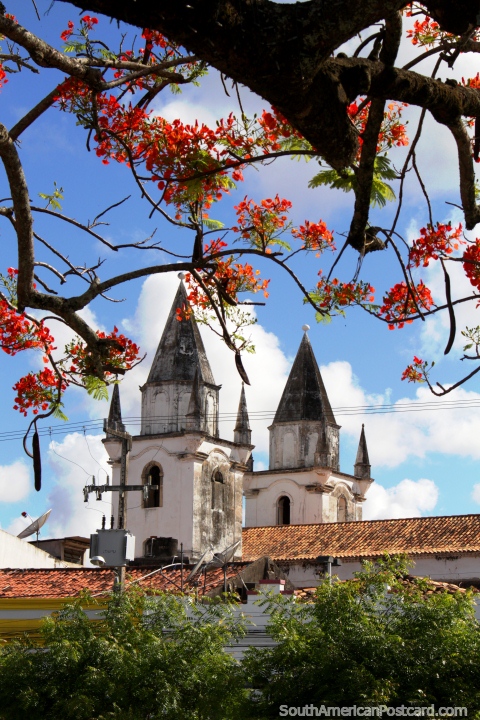 Torres de igreja Nuestra Senhora Corrente em Penedo. (480x720px). Brasil, América do Sul.