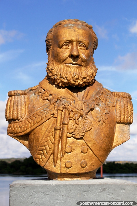 O almirante Joaquim Marques Lisboa de Tamandare (1807-1897), busto militar e poltico, dourado em Penedo. (480x720px). Brasil, Amrica do Sul.