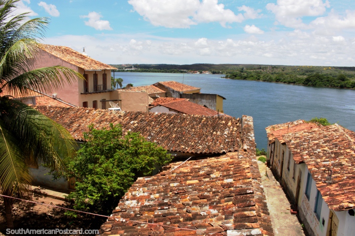 Bela viso sobre telhados cobertos com telhas ao rio em Penedo, to pacfico aqui! (720x480px). Brasil, Amrica do Sul.