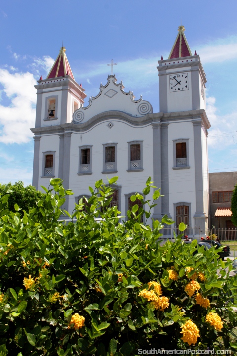 Torres del campanario y reloj de la iglesia al lado de la plaza en Neopolis. (480x720px). Brasil, Sudamerica.