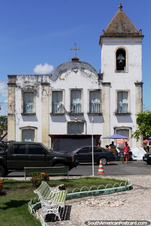 Antigua iglesia con campanario en el otro lado de la plaza en Neopolis. (480x720px). Brasil, Sudamerica.