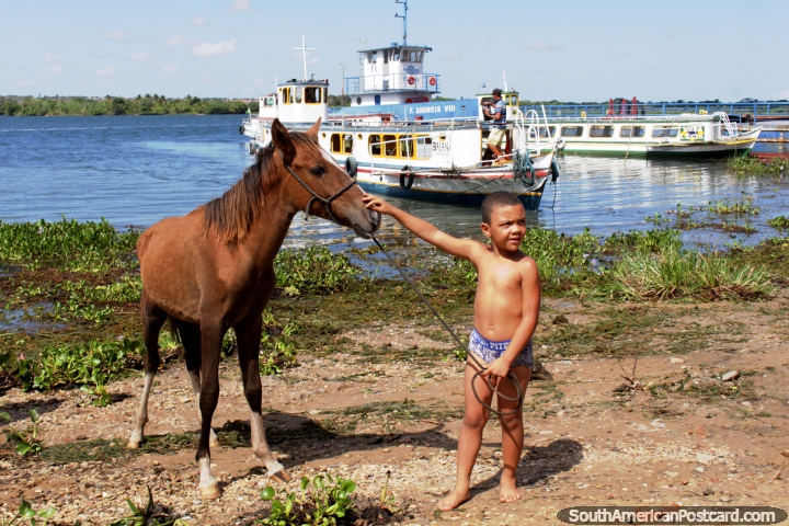 Nio y su caballo, los barcos de pasajeros en el ro en Neopolis. (720x480px). Brasil, Sudamerica.