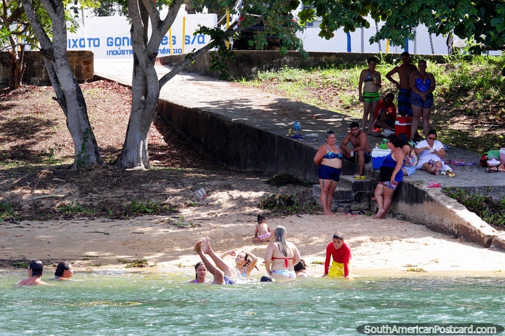 Gente nadando y divirtindose en el ro en Neopolis cerca de Penedo. (720x480px). Brasil, Sudamerica.