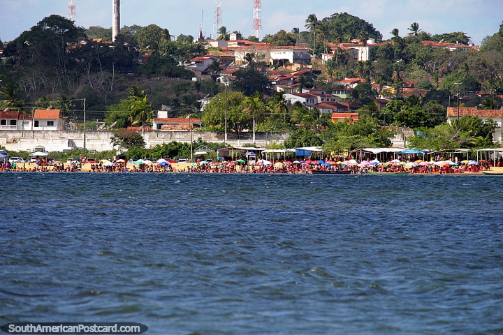 Uma praia reunida com guarda-chuvas coloridos ao longo do rio uma distncia curta da cidade de Penedo. (720x480px). Brasil, Amrica do Sul.