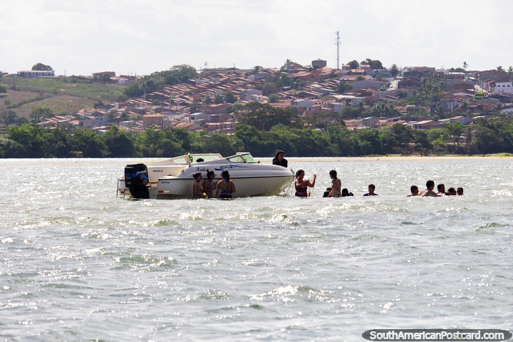 Gente nadando en el medio del ro en Penedo. (720x480px). Brasil, Sudamerica.