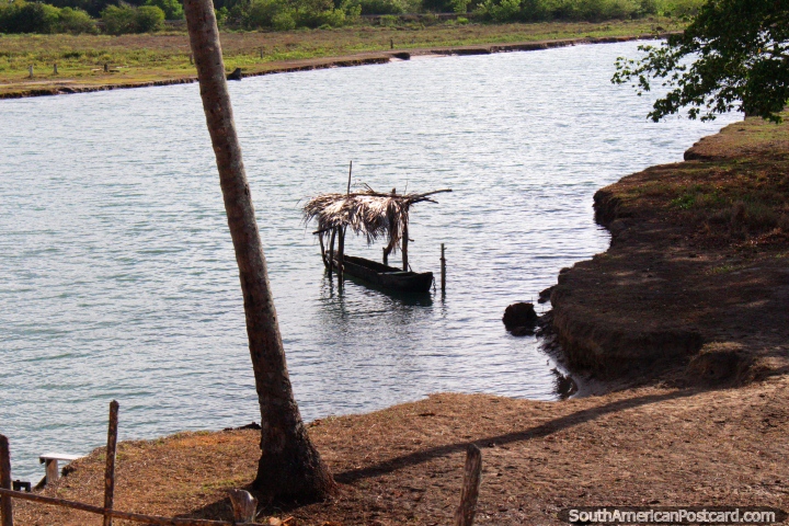 Canoa de rio com um telhado de linho no rio ao norte de Penedo. (720x480px). Brasil, Amrica do Sul.