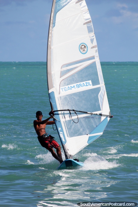 Usted puede alquilar un tablero de kite-surf en la Playa de Pajucara y también los barcos pequeños, Maceio. (480x720px). Brasil, Sudamerica.