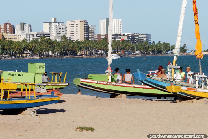 Alquile pequeos yates de madera en la Playa Pajucara y navegue, Maceio! (720x480px). Brasil, Sudamerica.