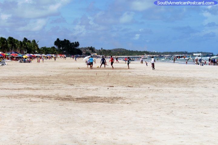 A praia em Maragogi, largo e aberto e muito menos pessoas do que Maceio! (720x480px). Brasil, Amrica do Sul.