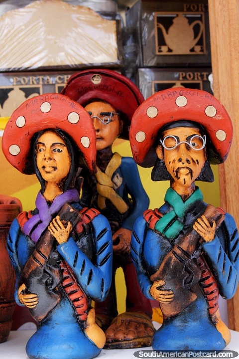 Las tiendas de artesana son populares en Maragogi, 3 figuras militares. (480x720px). Brasil, Sudamerica.