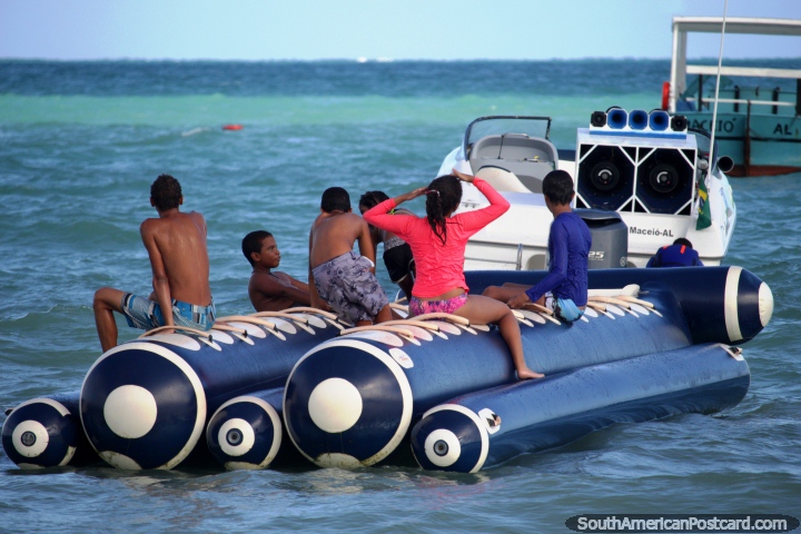Los barcos bananos son populares en la costa en Brasil, éste que espera a pasajeros en Maragogi. (720x480px). Brasil, Sudamerica.