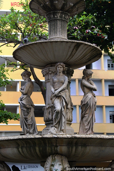 Fuente con figuras femeninas en la Plaza Maciel Pinheiro en Recife. (480x720px). Brasil, Sudamerica.