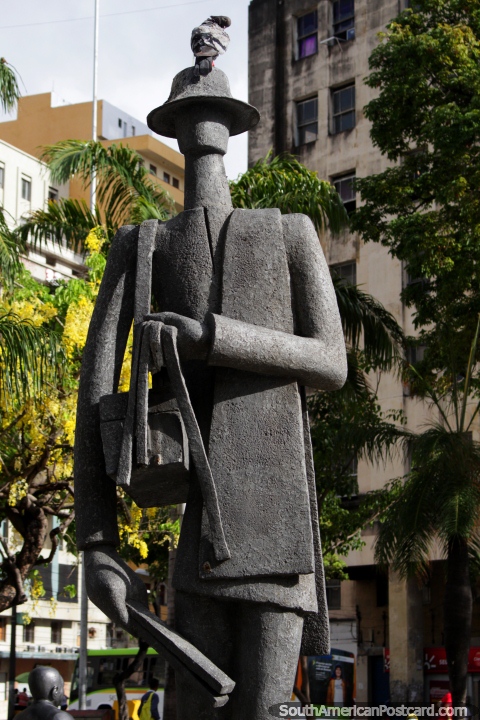 Fernando Pessoa (1888-1935), poeta y escritor Portugus, escultura de piedra en Recife. (480x720px). Brasil, Sudamerica.