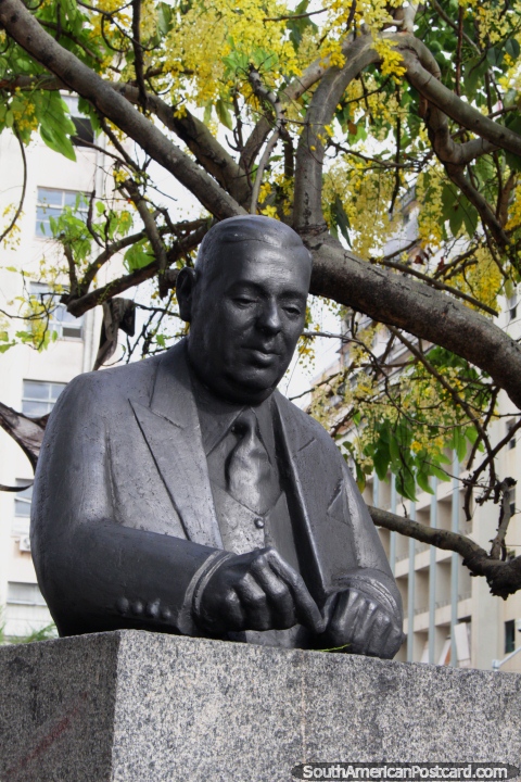 Assis Chateaubriand (1892-1968), periodista y escritor, busto en Recife. (480x720px). Brasil, Sudamerica.