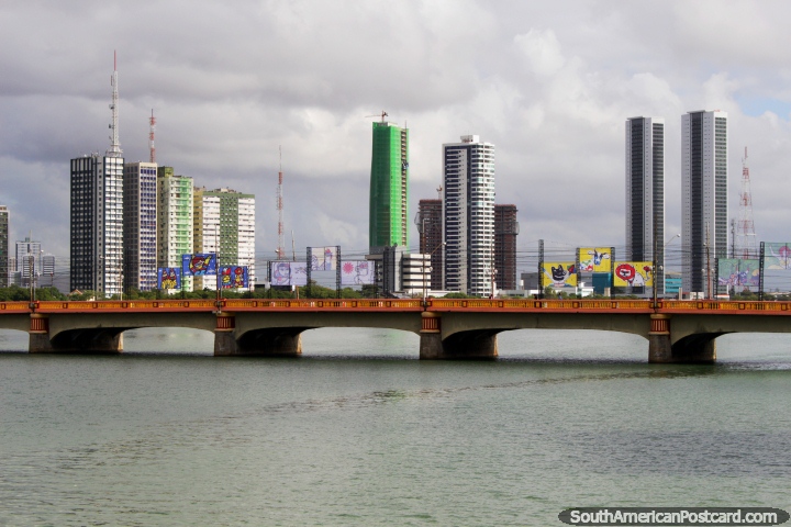 Um rio, uma ponte e altos edifcios em Recife. (720x480px). Brasil, Amrica do Sul.