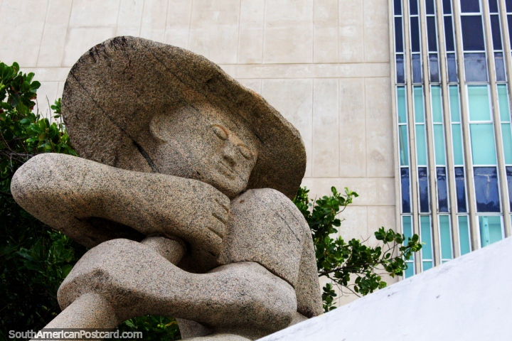 Hombre con sombrero y polo, escultura de piedra cerca del ro en Recife. (720x480px). Brasil, Sudamerica.