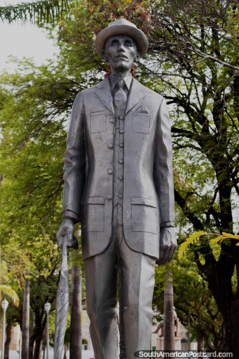 Augusto dos Anjos (1884-1914), poeta Brasileño, estatua en Recife. (480x720px). Brasil, Sudamerica.