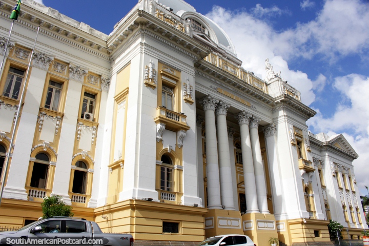 O Palácio de Justiça (Palacio da Justica) em Recife, um edifïcio impressionante com colunas! (720x480px). Brasil, América do Sul.