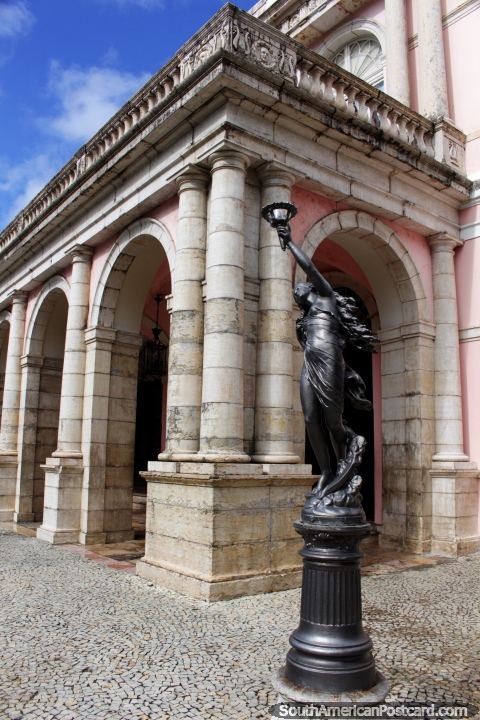 O Teatro de Santa Isabel (Teatro de Santa Isabel) em Recife tem arcadas de pedra. (480x720px). Brasil, América do Sul.