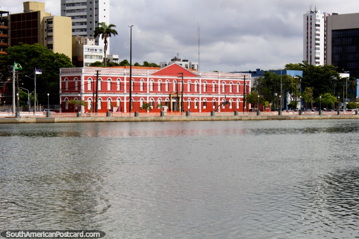 Edificio rojo largo que contiene el Museo de la Historia Natural Louis Jacques Brunet en Recife. (720x480px). Brasil, Sudamerica.