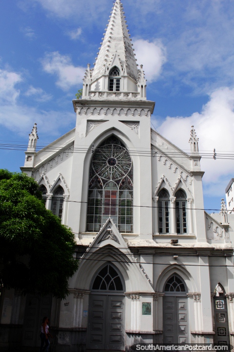 Templo de Evangelico (1947) em Recife, com um campanário gótico. (480x720px). Brasil, América do Sul.
