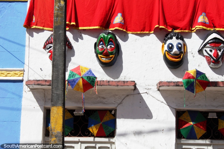 Caras de carnaval e guarda-chuvas, casas decoradas em Olinda. (720x480px). Brasil, América do Sul.