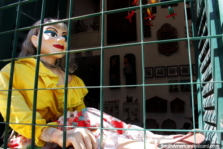 A grande boneca senta-se na janela de casa em Olinda. (720x480px). Brasil, América do Sul.